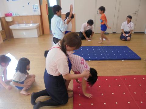 園内研修 マット運動の補助の仕方 蓮美幼児学園千里丘キンダースクールブログ