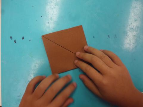 ５歳児 １１月 折り紙製作 みのむし 蓮美幼児学園千里丘キンダースクールブログ