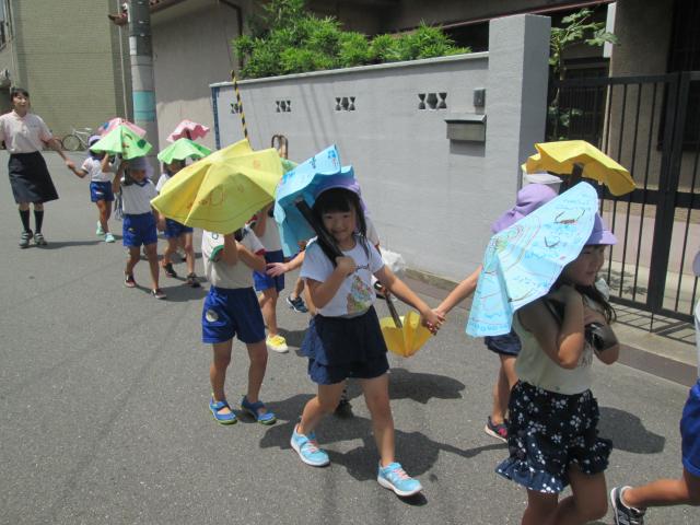 ５歳児 手作りの傘で散歩 蓮美幼児学園もりのみやナーサリーブログ