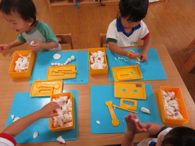 2歳 つぼみ組 粘土遊びをしたよ 蓮美幼児学園唐崎キンダースクールブログ