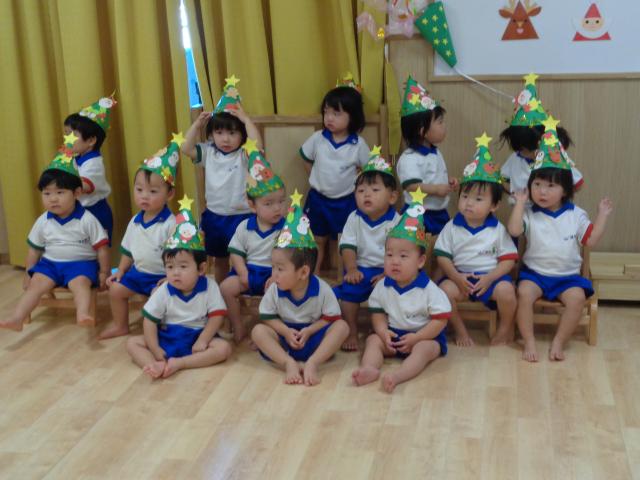 １歳児 １２月 制作 クリスマスツリー帽子 蓮美幼児学園千里丘北ナーサリーブログ