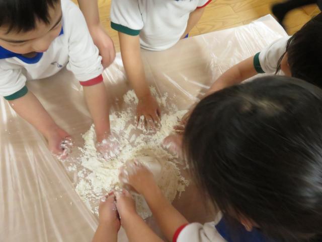3歳 いぶき組 小麦粉粘土をしたよ 蓮美幼児学園唐崎キンダースクールブログ