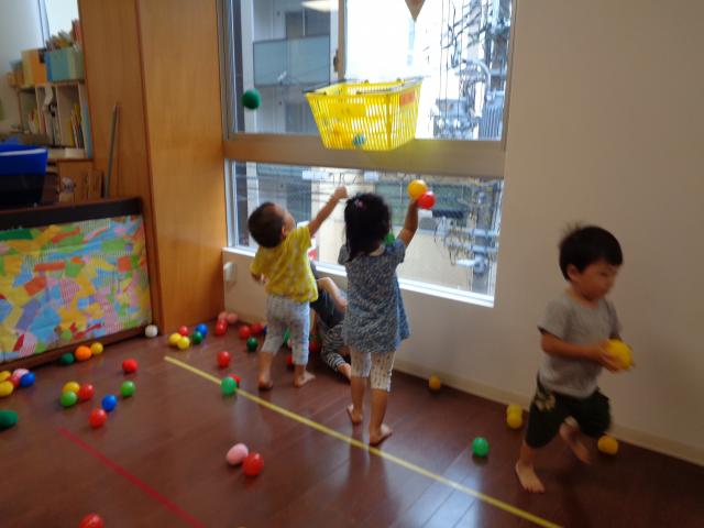 2歳児 ボール遊び 蓮美幼児学園まつやまちナーサリーブログ