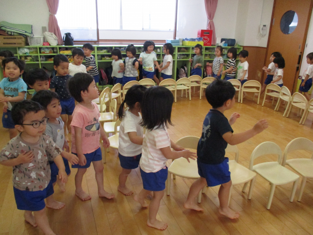 3歳児 椅子取りゲーム 蓮美幼児学園千里丘キンダースクールブログ