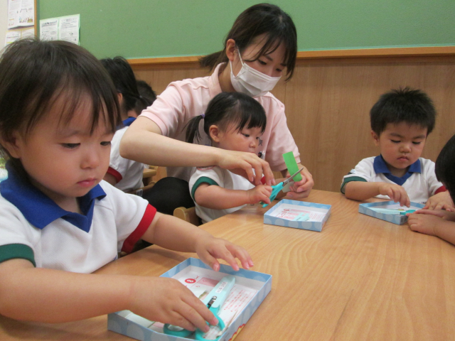 2歳児 活動 はさみ 製作「かさ」 | 蓮美幼児学園もりのみや ...