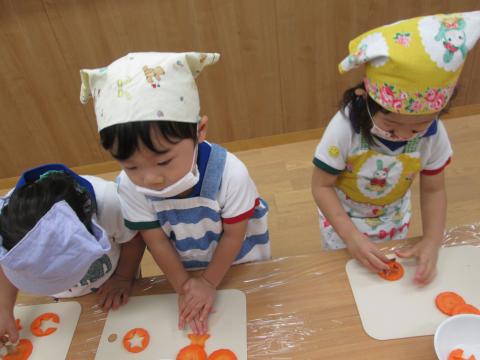 人参の型抜き カレーライス 蓮美幼児学園もりのみやナーサリーブログ