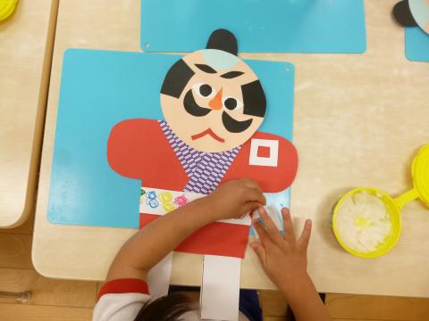 １月 玄関壁面製作 ２歳児 凧 蓮美幼児学園千里丘キンダースクールブログ